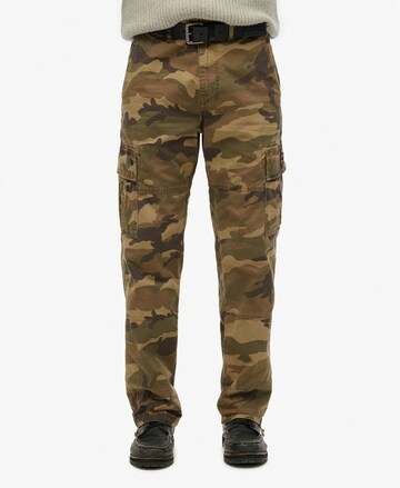 Regular Pantalon cargo Superdry en marron : devant
