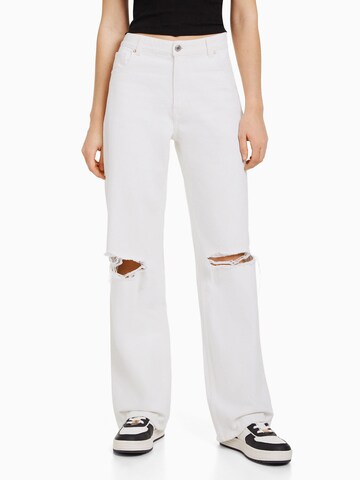 Bershka Szeroka nogawka Jeansy w kolorze biały: przód