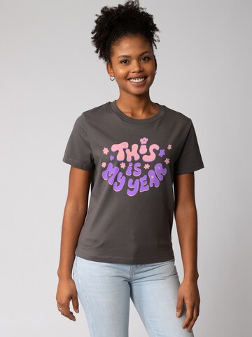 Watapparel Shirt 'This is my year' in Grijs: voorkant