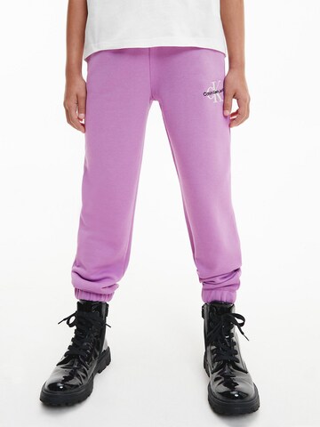 lillā Calvin Klein Jeans Pakapēniski sašaurināts piegriezums Bikses: no priekšpuses