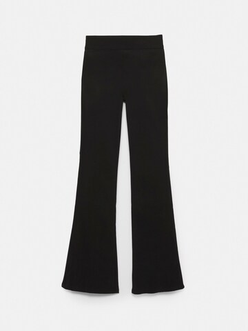 Pull&BearBootcut/trapezice Hlače - crna boja