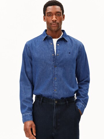 Coupe regular Chemise ARMEDANGELS en bleu : devant