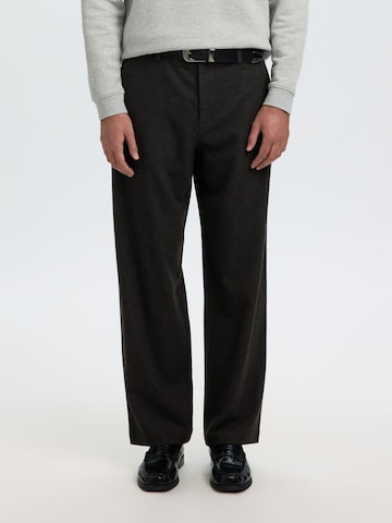 SELECTED Loosefit Chino in Bruin: voorkant