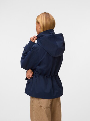 VERO MODA Přechodová parka – modrá
