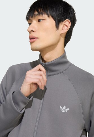 ADIDAS ORIGINALS - Casaco em moletão 'Trefoil Essentials' em cinzento