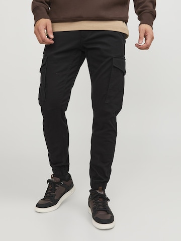 JACK & JONES Tapered Cargo trousers in Black: front