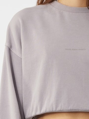 Young PoetsSweater majica 'Carla' - ljubičasta boja