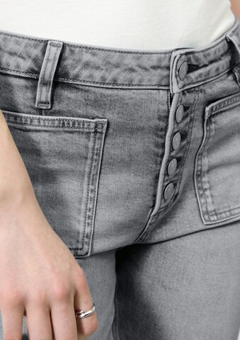 QS Regular Jeans 'Catie' in Grau