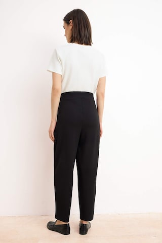 regular Pantaloni con pieghe di Trendyol in nero