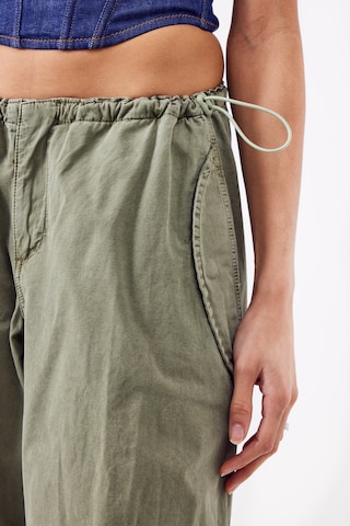 BDG Urban Outfitters Zúžený Kalhoty – zelená