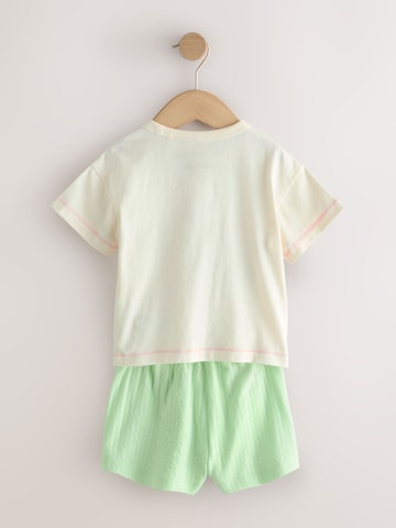 Pijamale de la Next pe bej