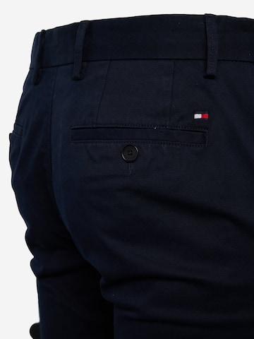 mėlyna TOMMY HILFIGER Prigludęs „Chino“ stiliaus kelnės 'DENTON'