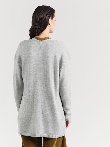 Geacă tricotată 'Julika' de la ABOUT YOU pe gri