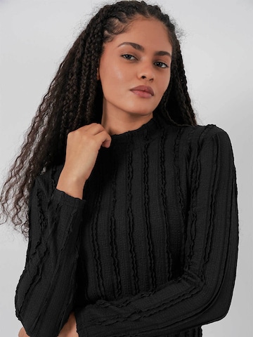 Bigdart Pluus, värv must