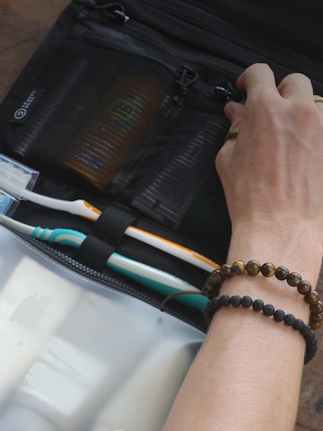 Trousses de toilette 'Faltbare Kulturtasche für Damen & Herren – Kulturbeutel zum Aufhängen, Flache Waschtasche & Kosmetiktasche klein, Duschtasche Camping mit 1 Liter Beutel Flugzeug Handgepäck' TRAVEL DUDE en noir
