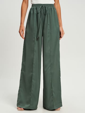 Willa Loose fit Pleated Pants 'BENNY' in Green: front