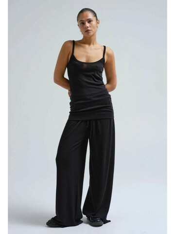 Top 'Viola' di Seamless Basic in nero