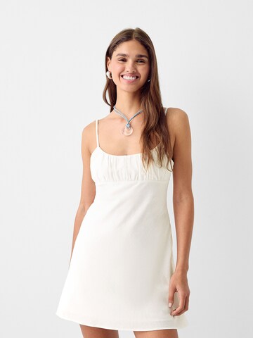 Robe d’été Bershka en blanc : devant