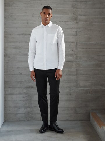 DAN FOX APPAREL - Ajuste regular Camisa de negocios 'Essential' en blanco