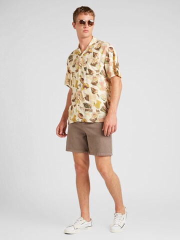 Brixton - Ajuste regular Camisa 'BUNKER' en beige