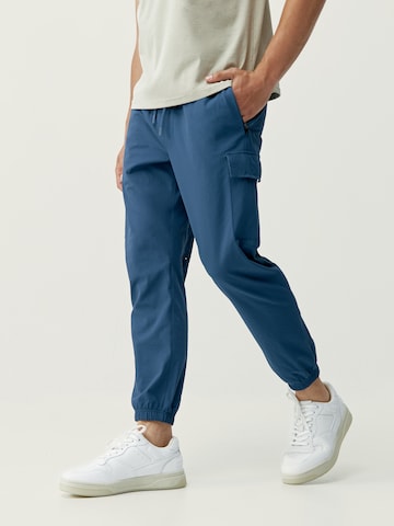Effilé Pantalon fonctionnel 'Minho' Born Living Yoga en bleu : devant