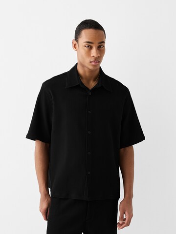 Bershka Regular fit Риза в черно: отпред