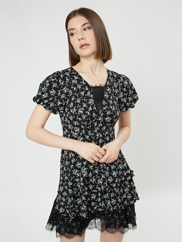 Rochie de la Influencer pe negru: față