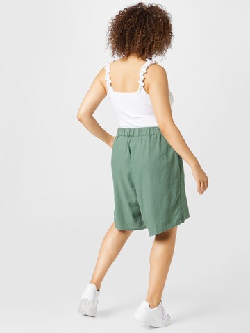 Vero Moda Curve Regular Shorts in Grün