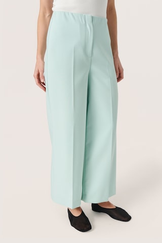 SOAKED IN LUXURY Regular Pleated Pants 'Corinne' in Green: front