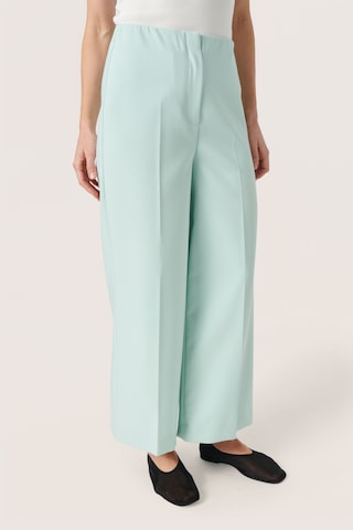 Regular Pantalon à plis 'Corinne' SOAKED IN LUXURY en vert : devant