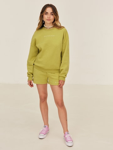 ABOUT YOU x Sofia Tsakiridou - Sweatshirt 'Zoe' em verde