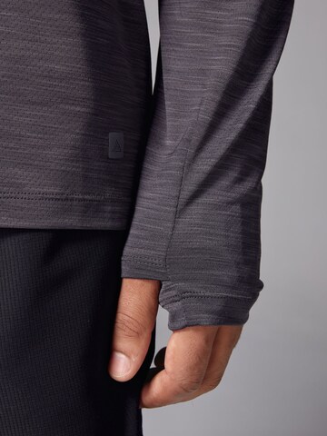 T-Shirt Next en gris
