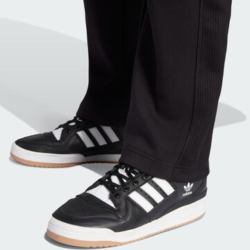 ADIDAS ORIGINALS Loosefit Housut värissä musta