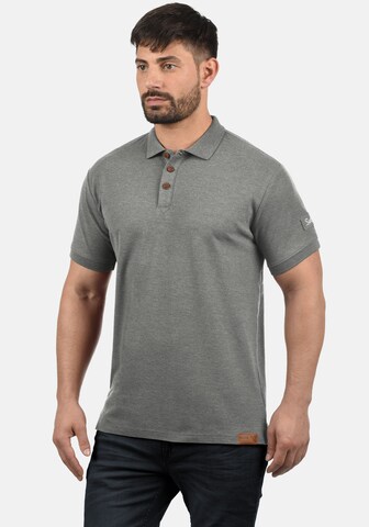 T-Shirt !Solid en gris : devant