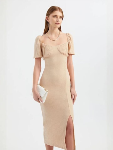 Abito di Hiccup in beige: frontale