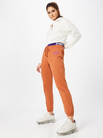 Tapered Pantaloni di GAP in arancione