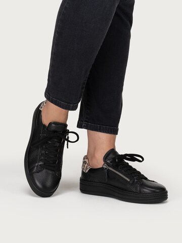 Sneaker bassa di VITAFORM in nero