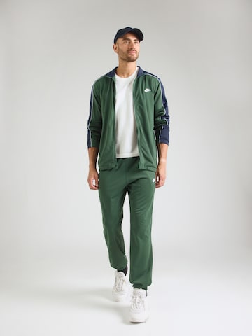 Nike Sportswear regular Φόρμα τρεξίματος 'CLUB' σε πράσινο