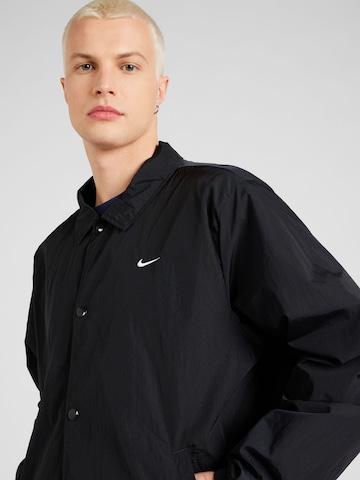 Nike Sportswear Φθινοπωρινό και ανοιξιάτικο μπουφάν 'COACHES' σε μαύρο