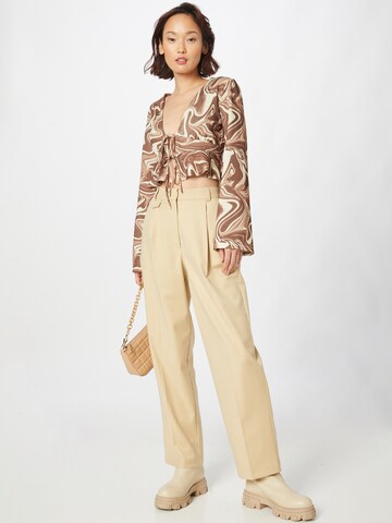 Tricou de la Gina Tricot pe bej