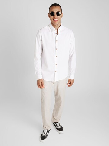 anerkjendt - Ajuste regular Camisa 'LEIF' en blanco