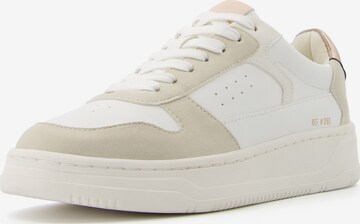 Sneaker low de la Bershka pe alb: față