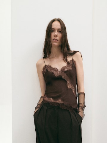 Top 'Tity' de la MANGO pe maro: față