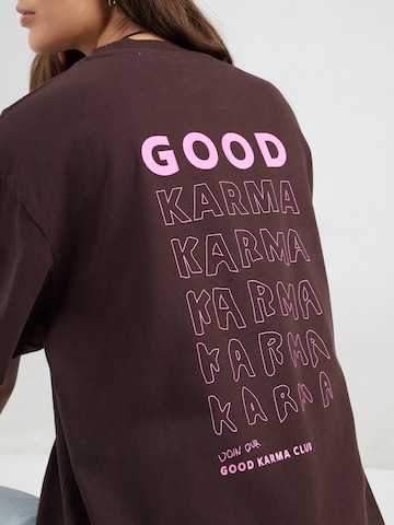 OH APRIL Póló 'Good Karma' - barna