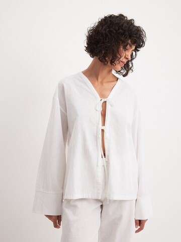 NA-KD Blouse in White: front