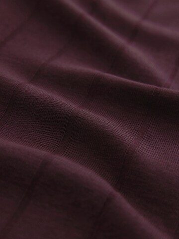 Tricou de la Next pe roșu