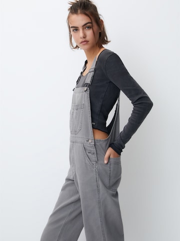 regular Pantaloni con pettorina di Pull&Bear in grigio