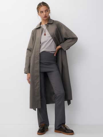 Cappotto di mezza stagione di Pull&Bear in grigio: frontale