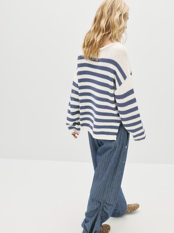 Pull&Bear Sweter w kolorze biały