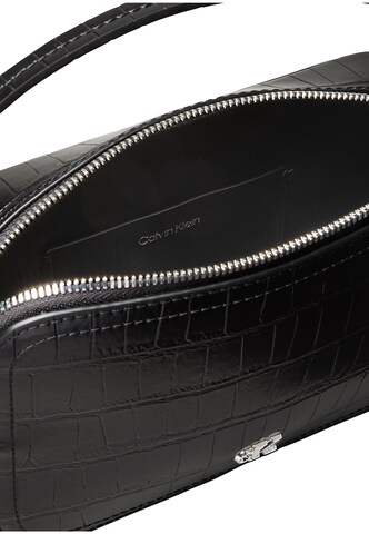 Calvin Klein Τσάντα κάμερας 'Monogram Crocodile' σε μαύρο